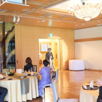 入場時。横には並ばず、新郎から入る。