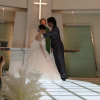 ベールを上げてもらっているところ