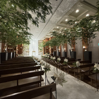 木の影が映るチャペル