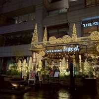 イルミネーションがライトアップされる外観