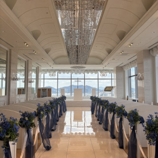 白基調のチャペル。大きな窓から姫路の景色と青空が広がります。