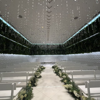 真っ白な会場に、緑が映えるチャペルです。