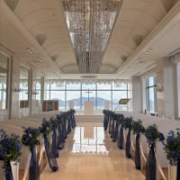 白基調のチャペル。大きな窓から姫路の景色と青空が広がります。