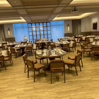 木目のテーブルをそのまま使用