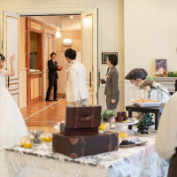 みんなを呼ぶ新郎新婦