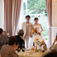 中庭の窓から登場