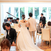 会場内を歩く2人