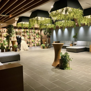 挙式後にみんなで写真を撮ったりできるスペース◎雨でも安心！