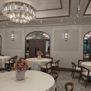 シャンデリアが可愛らしい披露宴会場