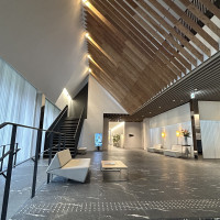 吹き抜けで開放感のあるおしゃれなエントランス