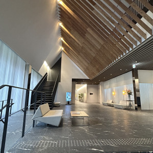 吹き抜けで開放感のあるおしゃれなエントランス|785722さんのMIRAIE Wedding(ミライエウエディング)の写真(2612819)