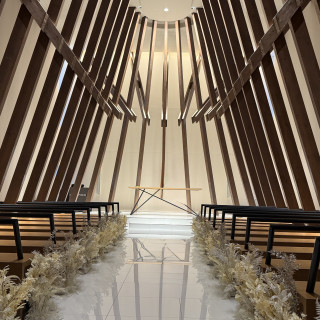 遠目から撮ったチャペルです。
天井も高く、床に下さいました。