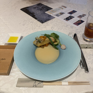 お魚のフライに雲丹が乗っており、とても美味しかったです。