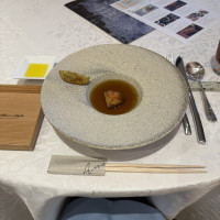 フォアグラが入ったコンソメの味のようなスープです。