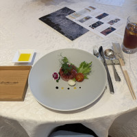 鮪のお刺身で作られておりビネガーソースをつけても美味でした。