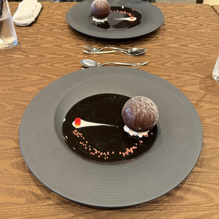 ホットチョコレートをかけていただけるもので、美味しかったです