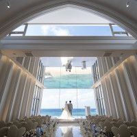 天井が高く、鏡張りになっており海が反射で映ります。