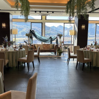 窓ガラスから山、川が見える絶景です。