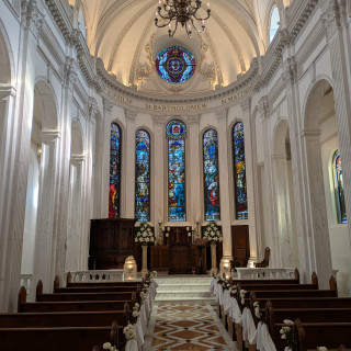 ステンドグラスが素敵なチャペルです。