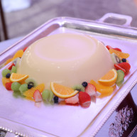 ウエディングケーキの代わりの大きなプリンです。