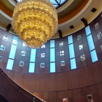 この素敵なシャンデリアと階段で写真が撮れます