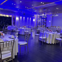 ライトの演出が素敵な会場の写真