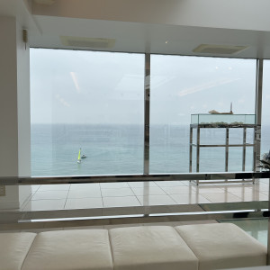 着席すると視線の先に水平線が広がり、とても心地よい空間だと感|785830さんのSCAPES THE SUITE（スケープスザスィート）の写真(2613900)