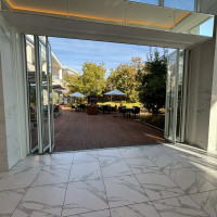 素敵なガーデンからの入場に憧れます