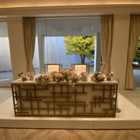 木目調のお部屋の新郎新婦席