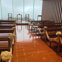 チャペル内観椅は木目調です。