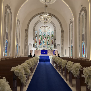 開放感のあるチャペル、青いバージンロード