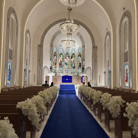 開放感のあるチャペル、青いバージンロード