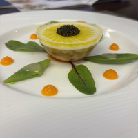 前菜。容器に入っているのではないのに驚きました。