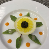 前菜、上から見るとひまわりになっています