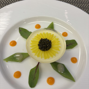 前菜、上から見るとひまわりになっています|785920さんの大阪城西の丸庭園 大阪迎賓館の写真(2614578)