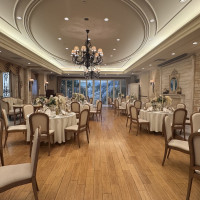 会場はふたつありそのひとつです。もう一つの会場は白めでした