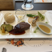 試食のごはん、お肉は少しかたいような、、