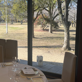 披露宴会場の大きな窓から見える景色（一月で椿が綺麗でした）