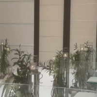 ゲストの席から振り向いた様子。緑が飾られていてバランスが良い