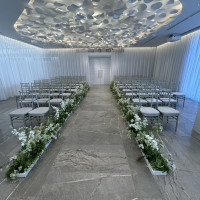 自然光が入る挙式会場です