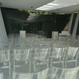 奥の壁はブラウンで、ドレスが映えるようにしてあります