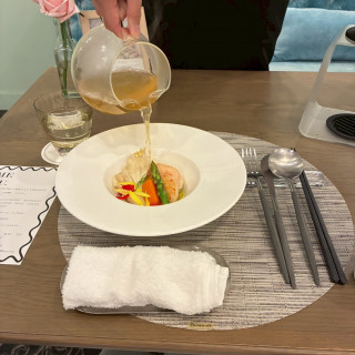 お花の香りをつけた出汁をかけて食べる料理です。