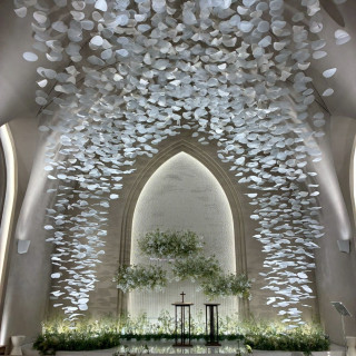 天井から降り注ぐ花びらモチーフ