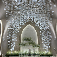 天井から降り注ぐ花びらモチーフ