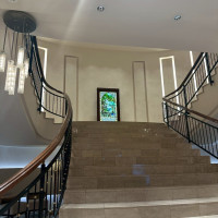 受付からチャペルへの階段