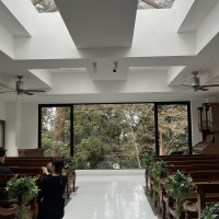 屋内の挙式会場