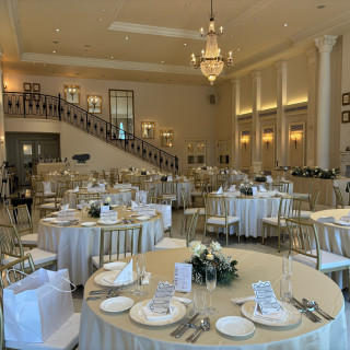 ホワイトハウスの披露宴会場
白×ゴールドカラー