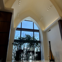 上の穴から羽が降ってきます。