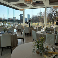 右側にあるカーテンを閉めることが可能なようです。