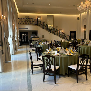 ヴィクトリアハウスの披露宴会場
左側が庭になります|786009さんのアーヴェリール迎賓館(富山)/テイクアンドギヴ・ニーズウェディングの写真(2615149)